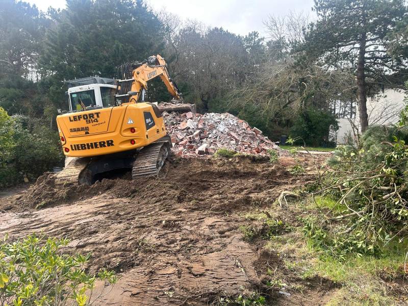 Démolition d'une maison d'habitation, dans le cadre d'une reconstruction neuve à Perreire sur la commune d'Arcachon en Gironde